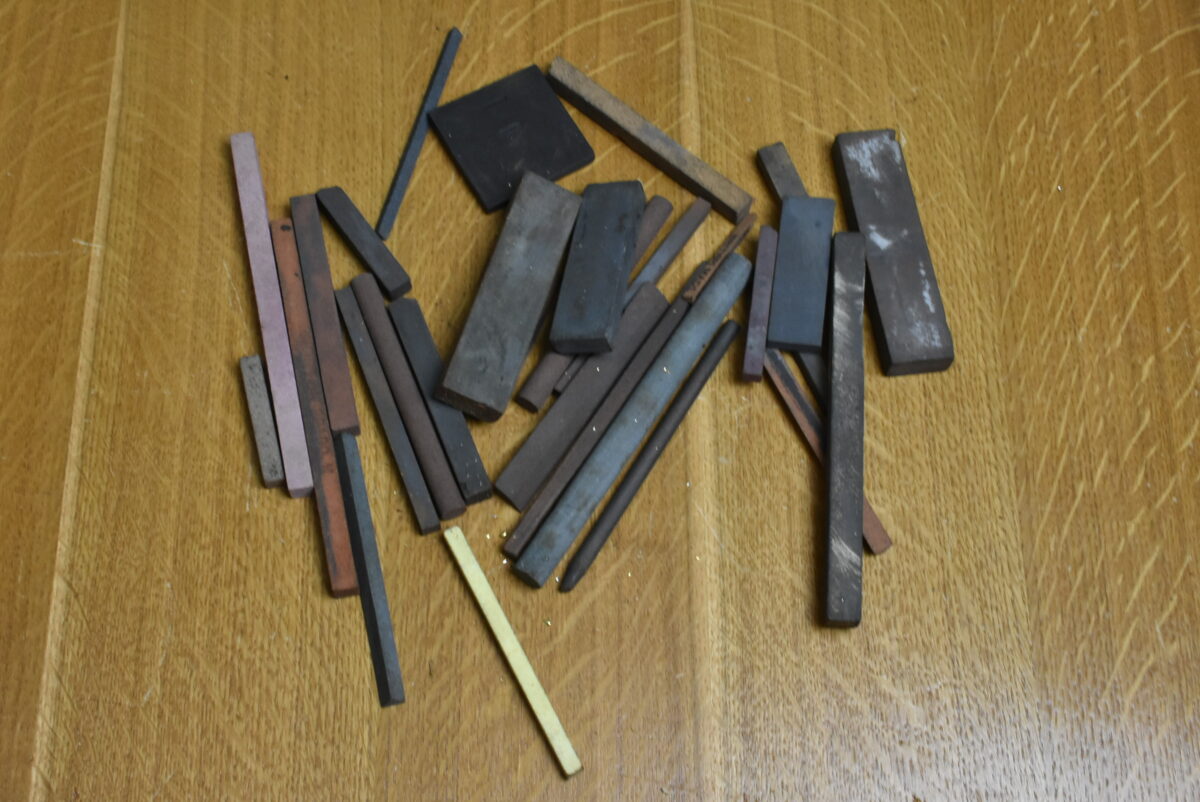 80213403 Job lot of Abrasive Slip Stones, Carborundum, Aloxite etc 80213403 - Image 1