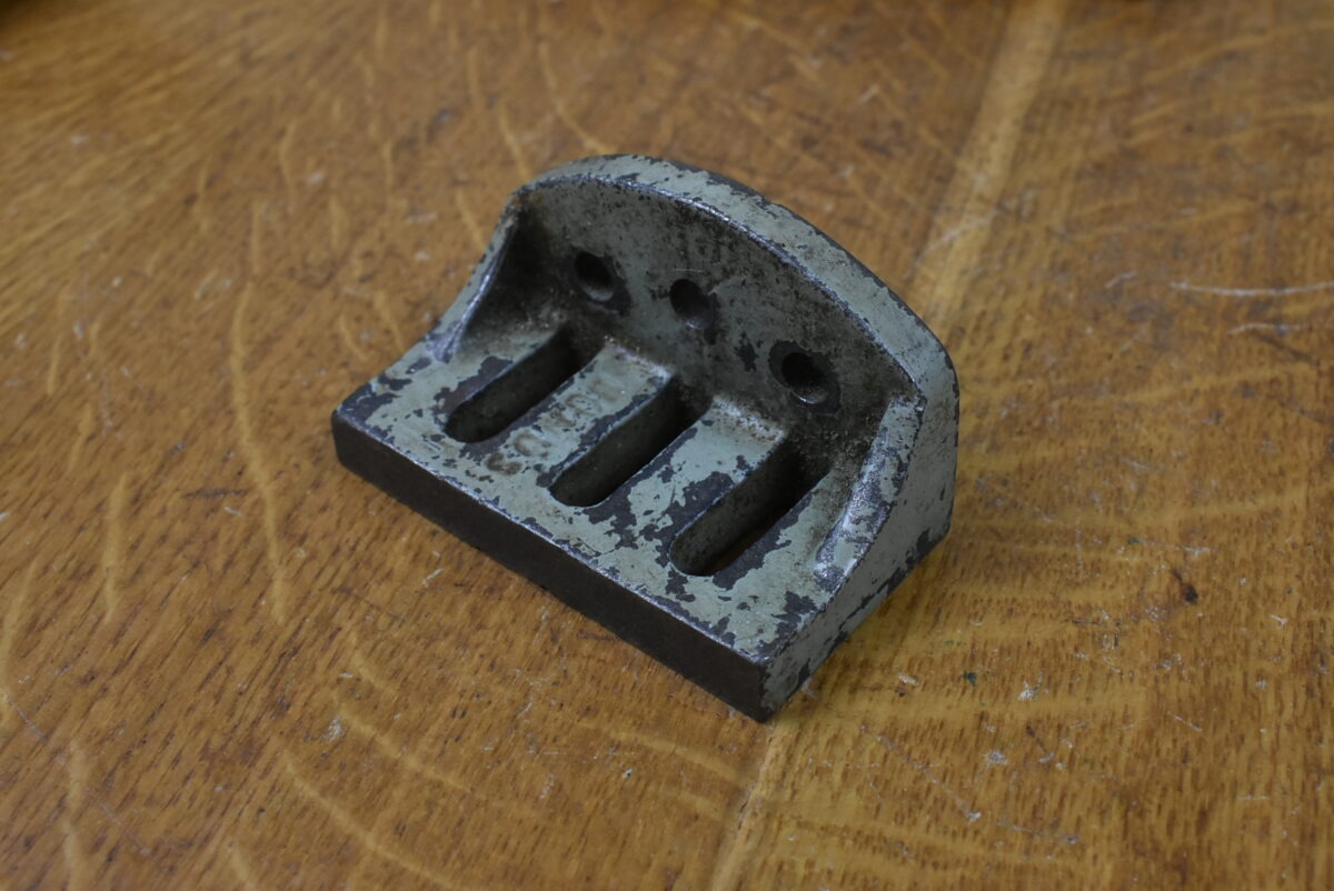 Good Used Small Angle Plate, 2. 5/8" x 1. 7/16" x 1. 1/4" 80215789 - Image 4