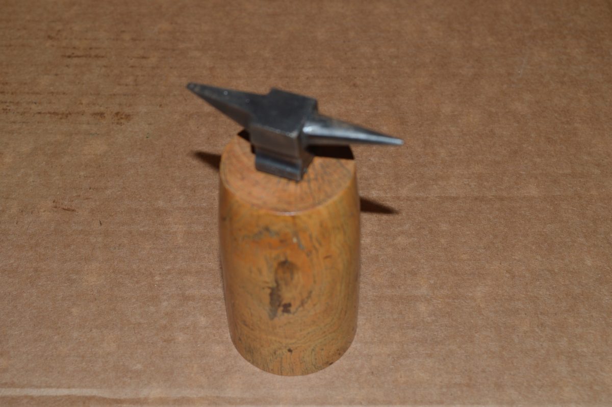 80216715 Small Jewellers Anvil Mounted on Wooden Block, 80216715 - Image 1