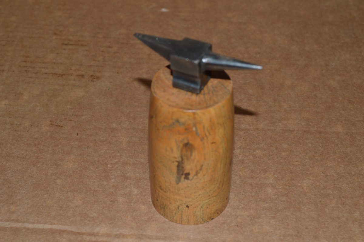 Small Jewellers Anvil Mounted on Wooden Block, 80216715 - Image 2