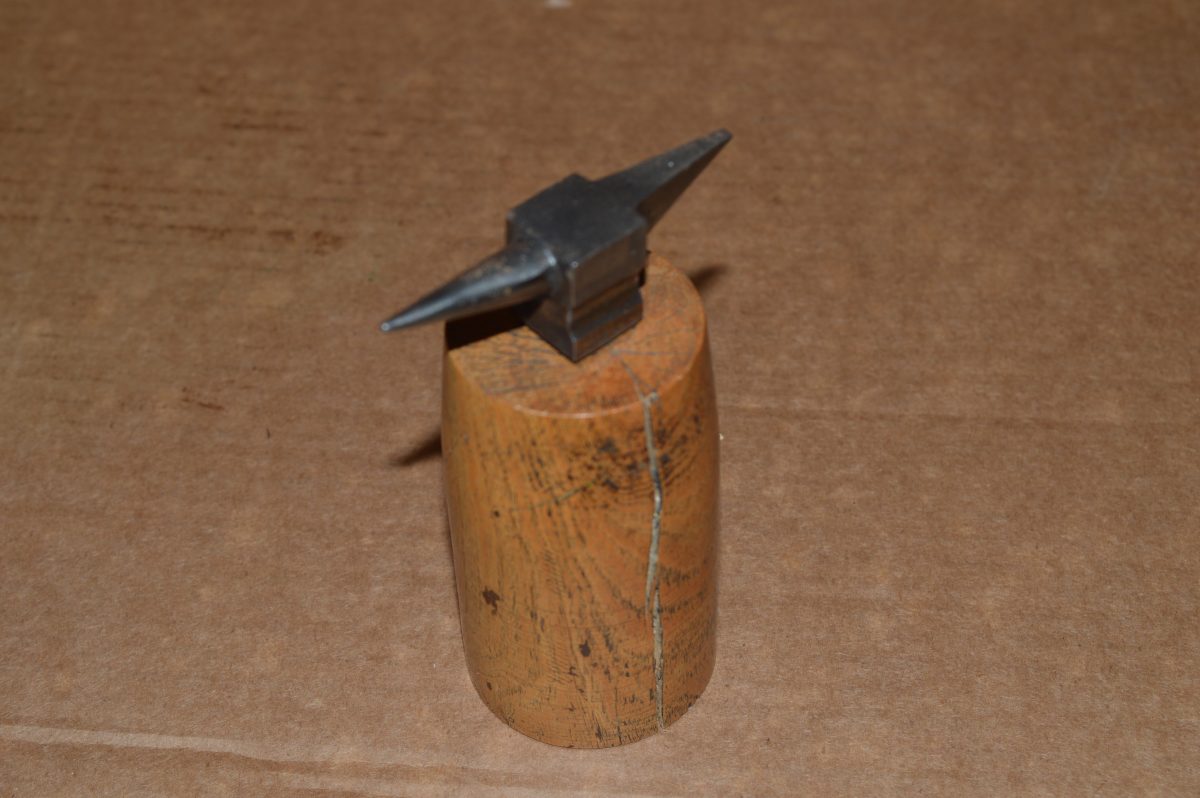 Small Jewellers Anvil Mounted on Wooden Block, 80216715 - Image 3