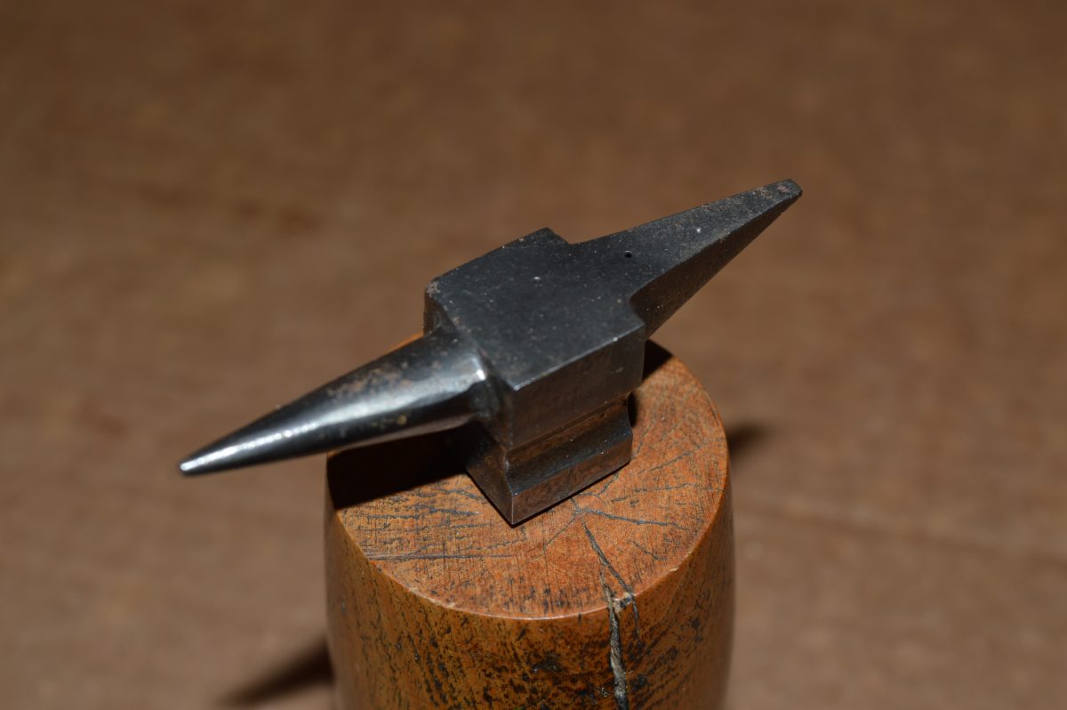 Small Jewellers Anvil Mounted on Wooden Block, 80216715 - Image 4