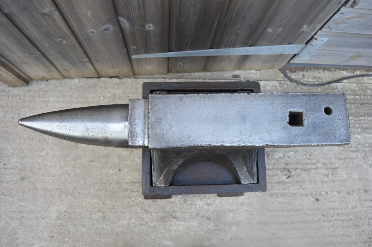 Soderfors 165lb Blacksmiths Anvil with Cast Iron Stand, Dated 1930, Very Good Condition, 80217375 - Image 5